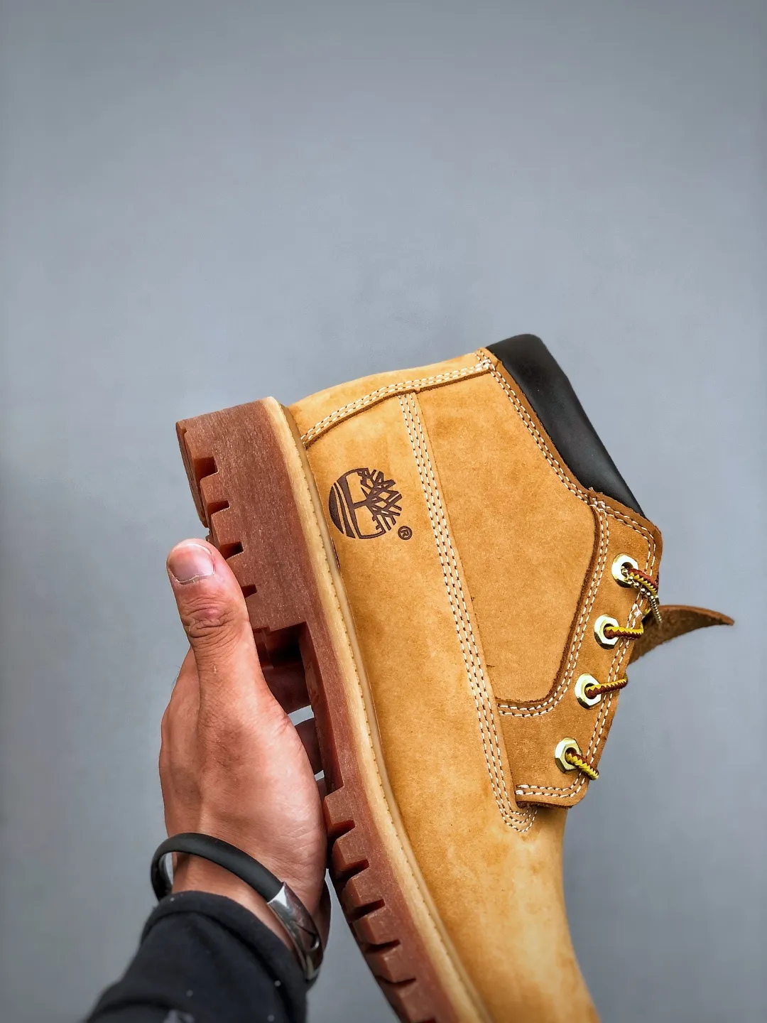 Local pick-up 💰600 available in stores [New product real shots] Dongguan original Y version #Men's and women's shoes true standard half size Dongguan OEM quality #Upgraded original 2025 version packaging box and accessories #Original last paper version data development version #Original Baoyuan injection machine #Three-line computer sewing lines are in line #Using the same source of imported first-layer frosted leather It has the function of resisting water splashing (all interiors are made of real leather materials!!) #Original consistent full nubuck leather collar #Anti-fatigue shock-absorbing honeycomb PU insole #Lightweight anti-slip rubber foam combination bottom ❗ The world's leading outdoor brand·Timberland/Timberland Fatigue Chukka Nubuck Boots classic outdoor short-cut all-match workwear Martin boots "Wheat Yellow Black" Size: Female 35.5 36 37 38 39 Male 39.5 40 41 42 43 44 (Leather shoe size: one size larger than sports shoes!) Original hardware molded shoelace buckle Newly upgraded top-notch craftsmanship Original OEM in Zhongshan Original imported waterproof leather Injection outsole Horizontal folding, dynamic water-repellent, original and consistent full nubuck leather collar, all-cow lining, brand new original packaging shoe box, exclusive supply in the market
